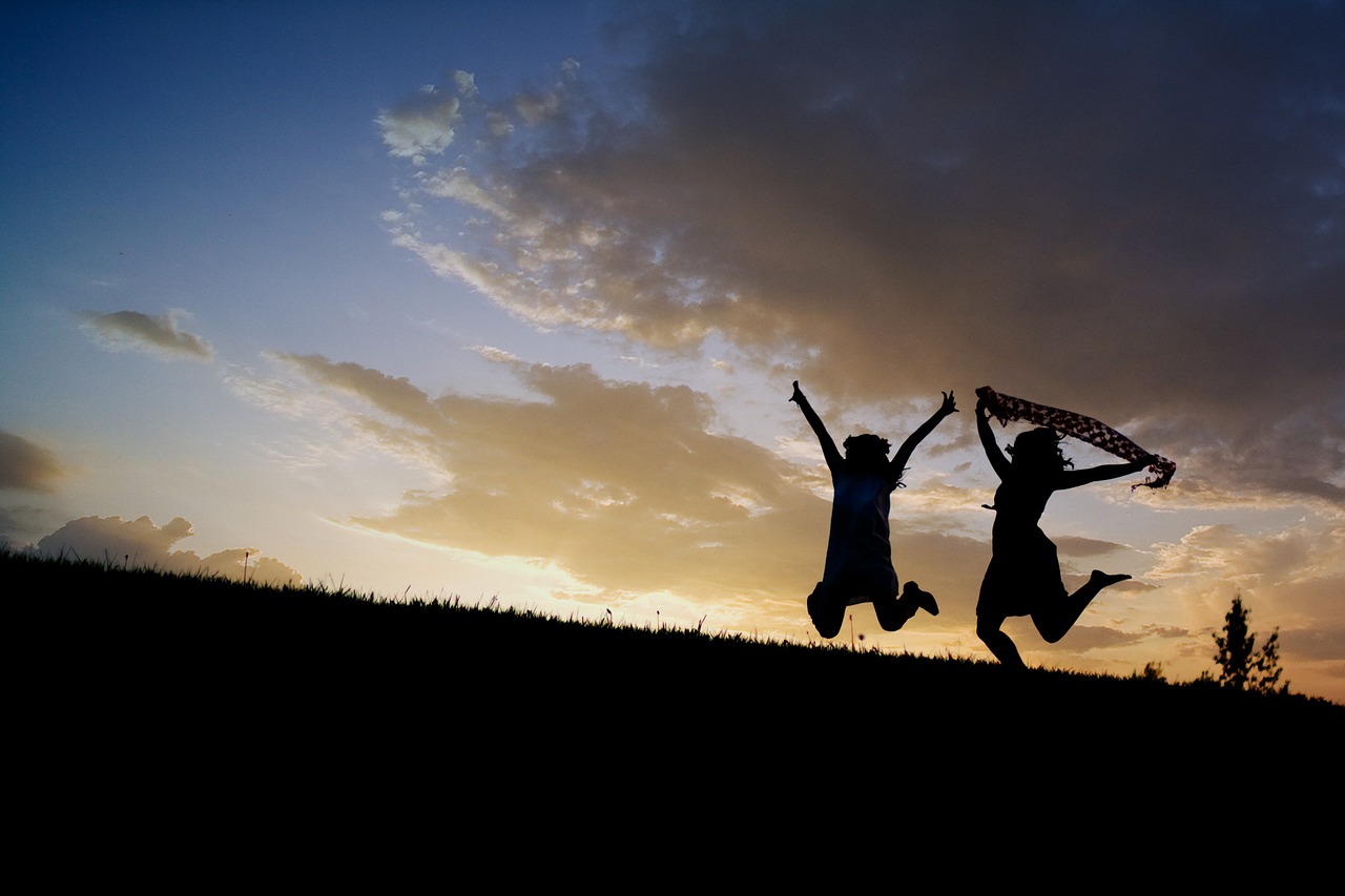 chicas, saltando, puesta de sol-570866.jpg